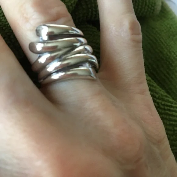 Elegant Sterling Silver Women's Ring - Picture 2 of 5